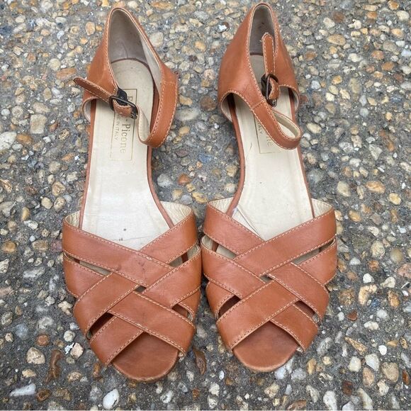 Vintage huarache style ankle strap flats made in Italy 8 N - Picture 2 of 5